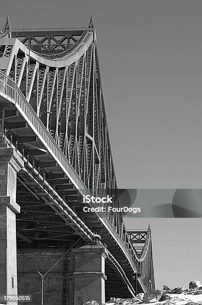 Puente En Blanco Y Negro Foto de stock y más banco de imágenes de Acero - Acero, Arquitectura, Blanco - Color