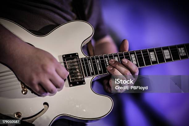 Foto de Músico Tocando Guitarra Em Um Club e mais fotos de stock de Jazz - Estilo Musical - Jazz - Estilo Musical, Ácido, Adolescente