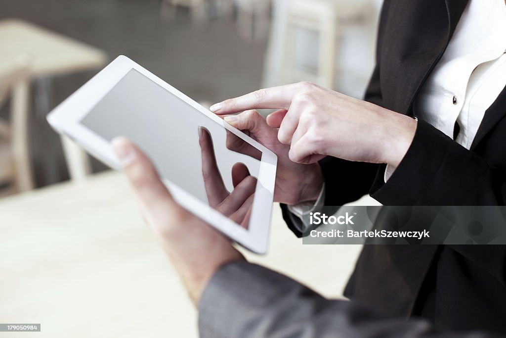 Zwei Geschäftsleute, die mit digitalen tablet - Lizenzfrei Arbeiten Stock-Foto