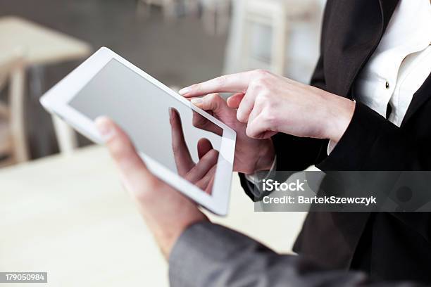 Zwei Geschäftsleute Die Mit Digitalen Tablet Stockfoto und mehr Bilder von Arbeiten - Arbeiten, Berufliche Beschäftigung, Berufliche Partnerschaft