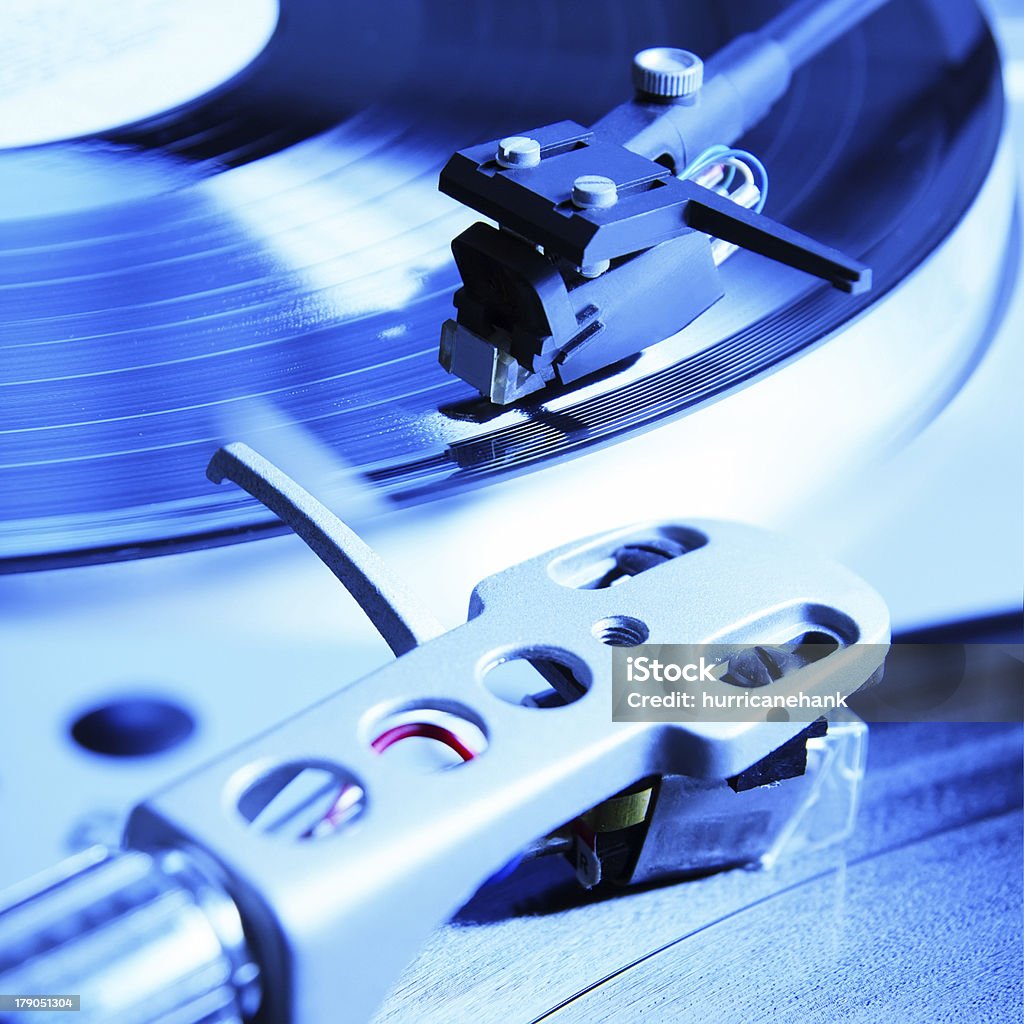 Проигрыватель грампластинок играет винила диск с музыкой - Стоковые фото Аудиооборудование роялти-фри