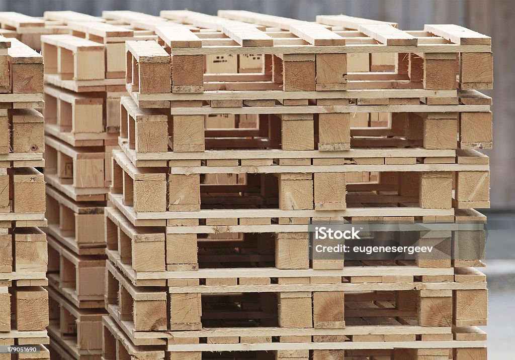 Pila de paletas de madera estándar en un área de almacenamiento - Foto de stock de Agarrar libre de derechos