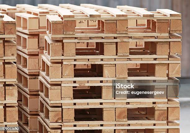 Pila De Paletas De Madera Estándar En Un Área De Almacenamiento Foto de stock y más banco de imágenes de Agarrar