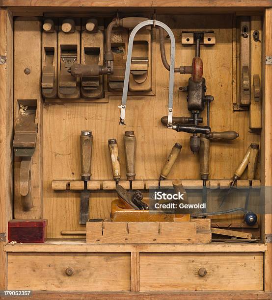 Carpenters Ferramentas Em Um Armário De Madeira - Fotografias de stock e mais imagens de Aberto - Aberto, Acessibilidade, Antigo