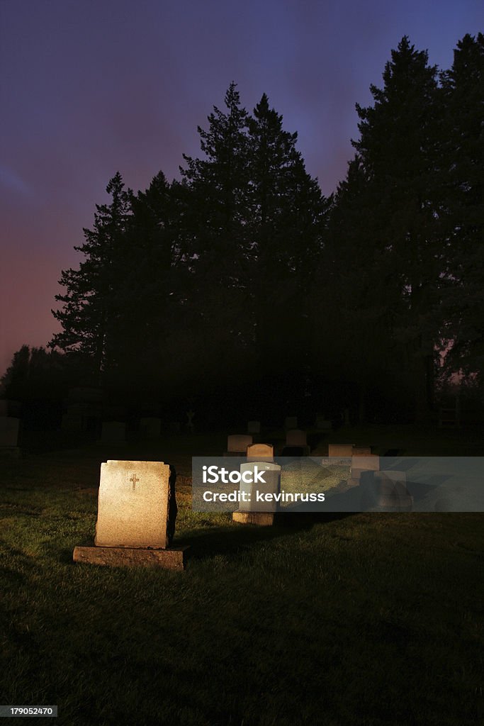 Cimitero illuminato di notte - Foto stock royalty-free di Albero