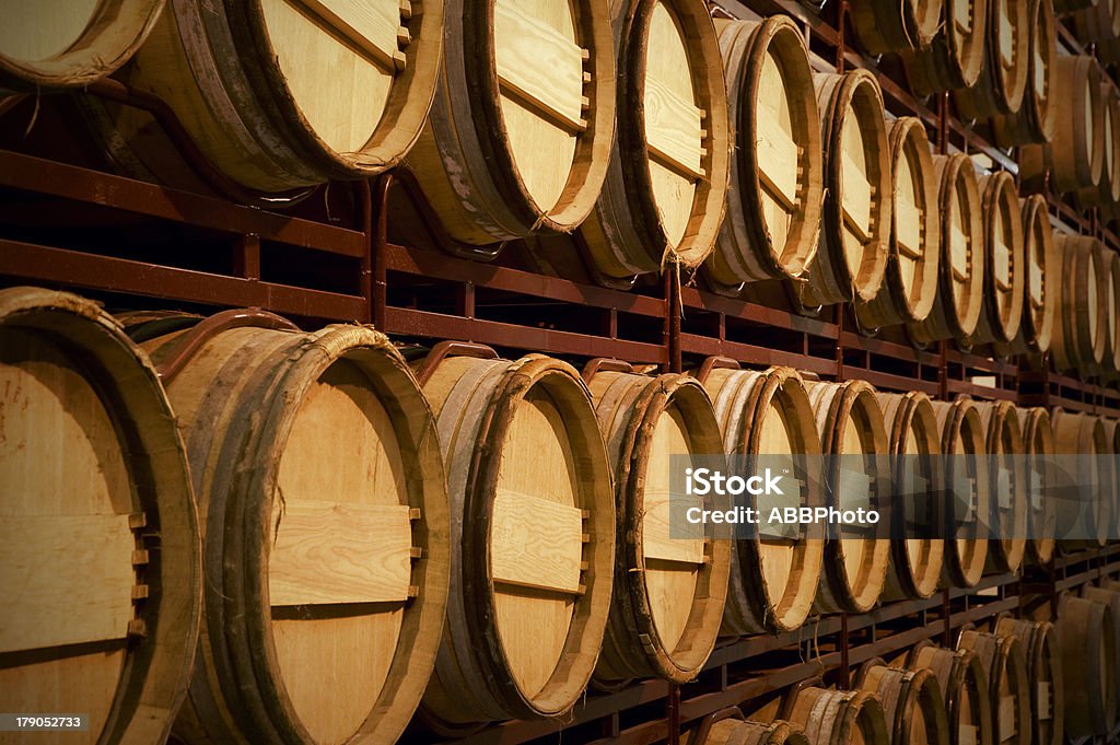 Barriles de vino en un proceso de envejecimiento - Foto de stock de Agricultura libre de derechos