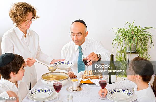 Photo libre de droit de Jewish Famille Célébrant Pâque Juive banque d'images et plus d'images libres de droit de Pâque juive - Pâque juive, Seder, Judaïsme