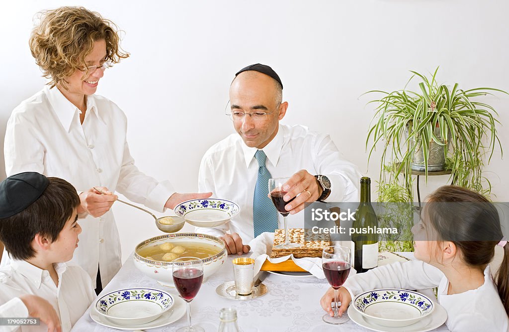 jewish 부품군 celebrating 유월절식 - 로열티 프리 유월절 스톡 사진