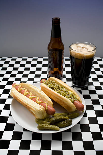 hotdog e carne una birra - salsa relish cucumber party foto e immagini stock