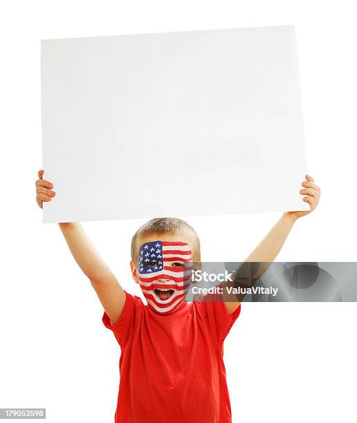 Junge Holding Leere Weiße Papierposter Stockfoto und mehr Bilder von Amerikanische Flagge - Amerikanische Flagge, Bemaltes Gesicht, Stimmabgabe