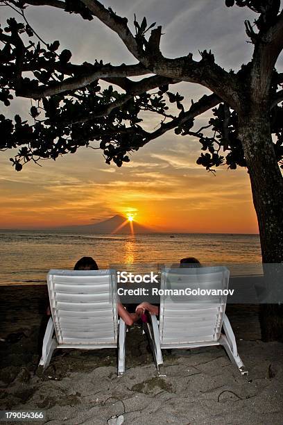 Photo libre de droit de Romantique Au Coucher Du Soleil banque d'images et plus d'images libres de droit de Adulte - Adulte, Amour, Bonheur