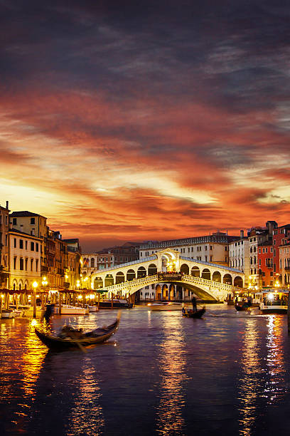 폰테 리알토 및 곤돌라 해질녘 베니스, 이탈리아 - venice italy veneto architecture blue 뉴스 사진 이미지