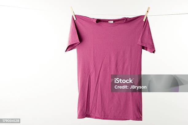 Maglietta Viola - Fotografie stock e altre immagini di Abbigliamento - Abbigliamento, Bagnato, Pendere