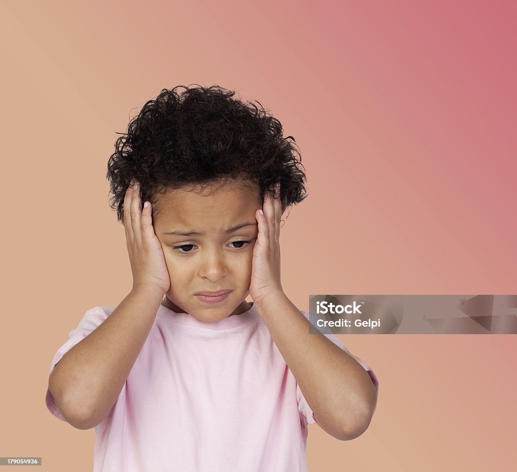 Smutny Łacińskiej dziecko z ból głowy - Zbiór zdjęć royalty-free (Afro)