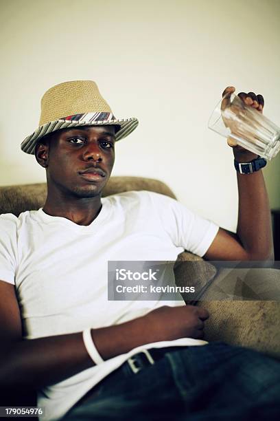 若いギィ帽子のソファーを飲む - 1人のストックフォトや画像を多数ご用意 - 1人, アフリカ民族, アフリカ系アメリカ人