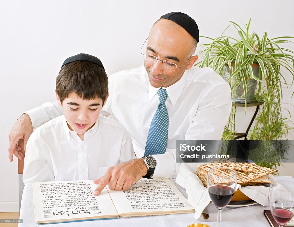 Pai e filho a celebração da Páscoa judaica - Foto de stock de Judaísmo royalty-free