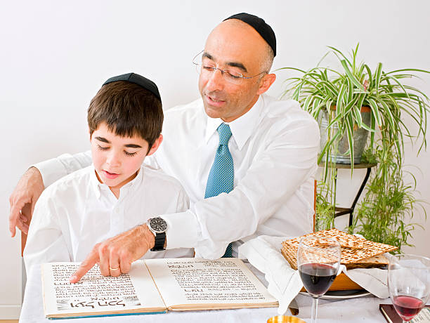 vater und sohn feiern pessach - seder passover judaism family stock-fotos und bilder