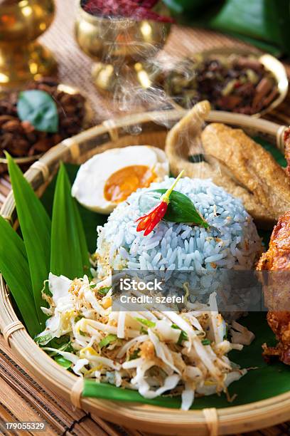 Malaio Nasi Kerabu Prato De Arroz - Fotografias de stock e mais imagens de Nasi Kerabu - Nasi Kerabu, Arroz - Alimento Básico, Azul