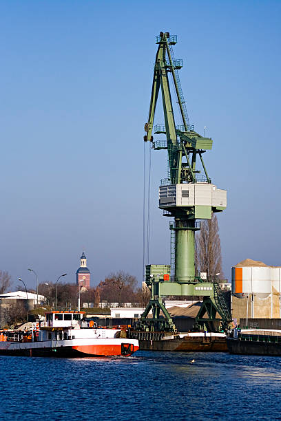 niveau luffing port crane - scow photos et images de collection