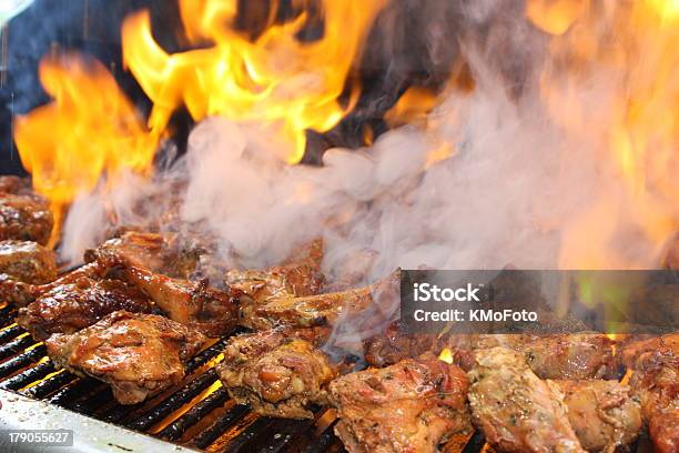 Pollo Foto de stock y más banco de imágenes de Alimento - Alimento, Barbacoa - Comida, Carne