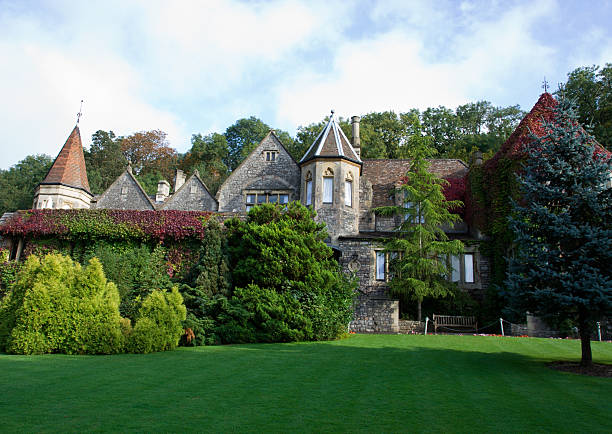 istock Country House and Garden 179056175