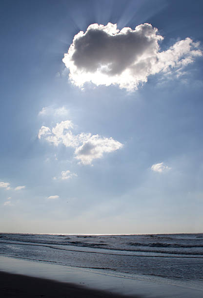 wolk - wolk fotografías e imágenes de stock