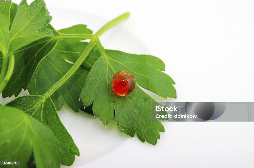 caviar rojo on a green leaf de perejil - Foto de stock de Aderezo libre de derechos