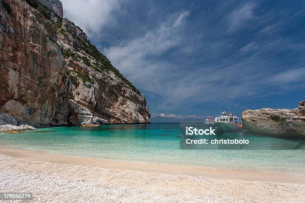 Boot Auf Dem Kristallklaren Wasser Stockfoto und mehr Bilder von Insel Spargi - Insel Spargi, Strand, Blau