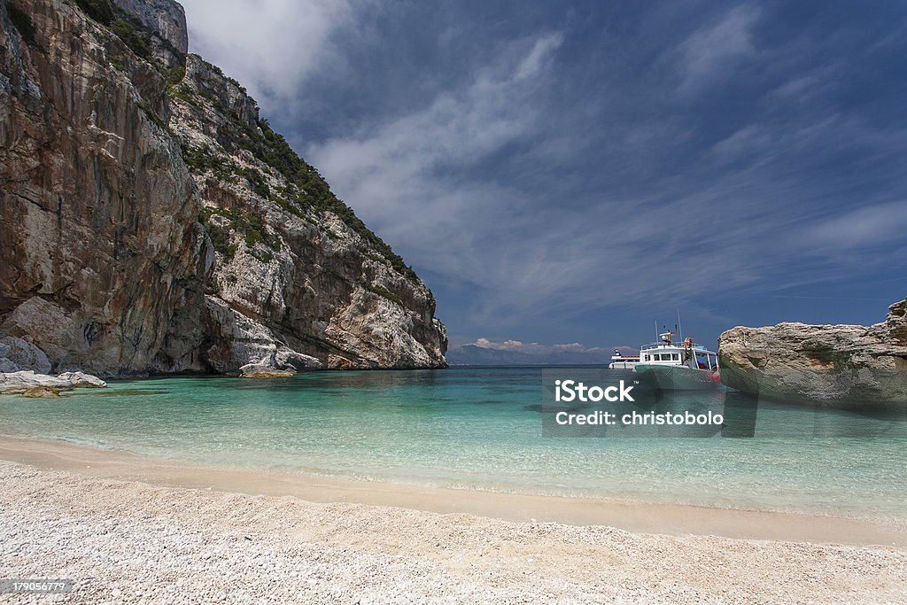 Barco na água cristalina - Foto de stock de Praia royalty-free