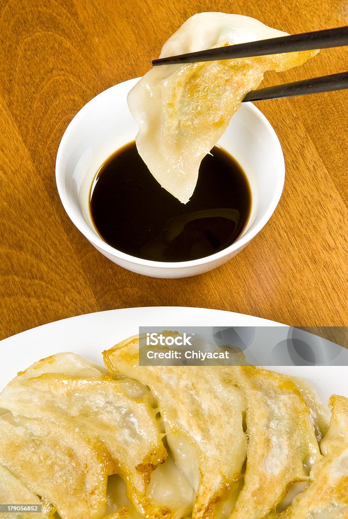 Stäbchen hält eine frittierte Knödel - Lizenzfrei Chinesische Küche Stock-Foto