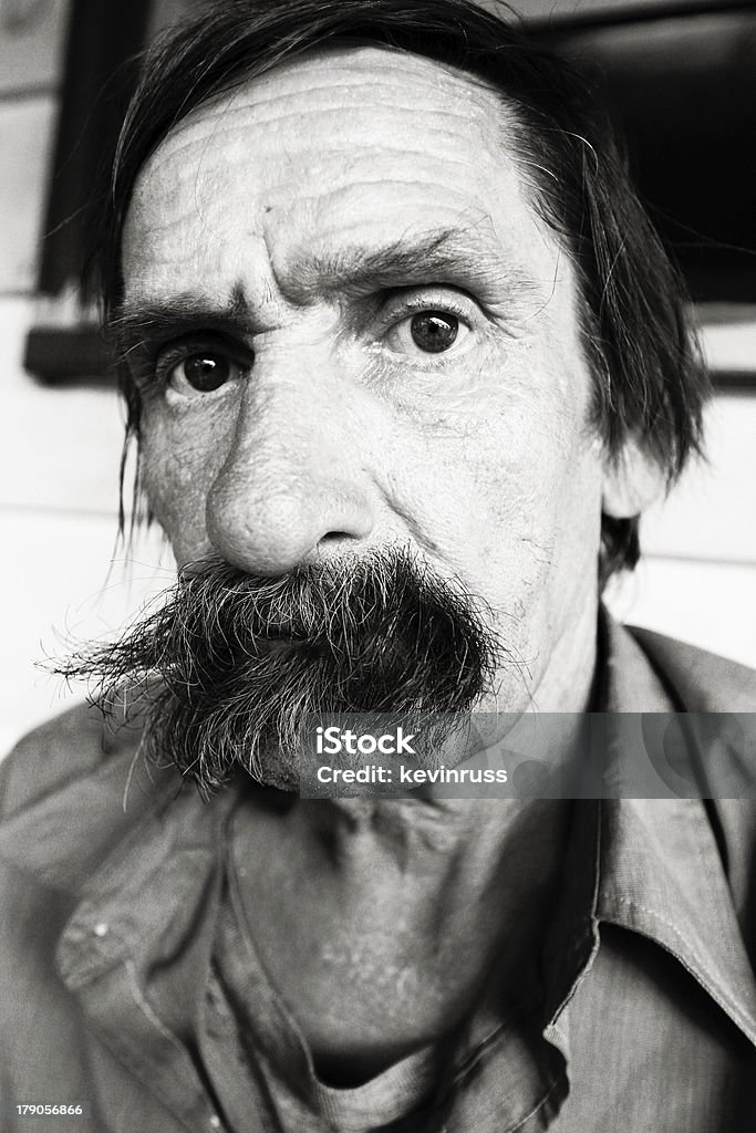 Viejo hombre con bigote Cubrir la boca - Foto de stock de Cara humana libre de derechos