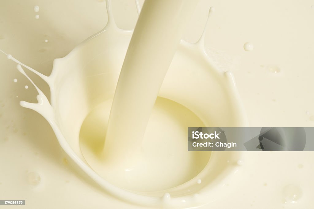 Verter la leche - Foto de stock de Actividad libre de derechos