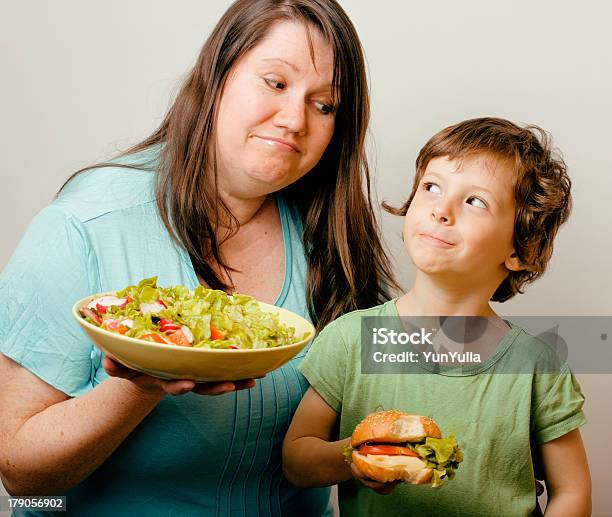 Photo libre de droit de Taquiner Fat Femme Avec Hamburger banque d'images et plus d'images libres de droit de Abdomen - Abdomen, Adulte, Adulte d'âge moyen