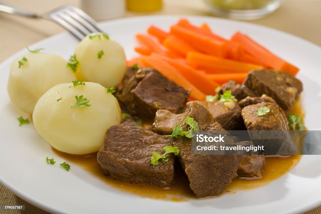 Stufato di manzo con patate e carote - Foto stock royalty-free di Bollito