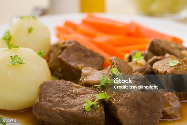 Geschmortes Rindfleisch Mit Kartoffeln Und Karrotten Nahaufnahme Stockfoto und mehr Bilder von Gar gekocht