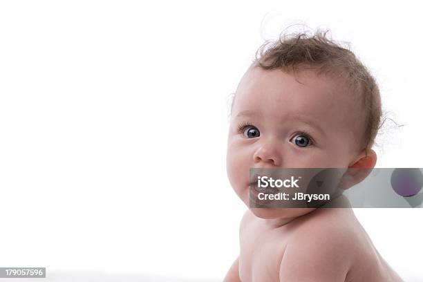 Querida Seis Meses De Edad Con Pelo Rizado Niña Bebé Foto de stock y más banco de imágenes de Bebé