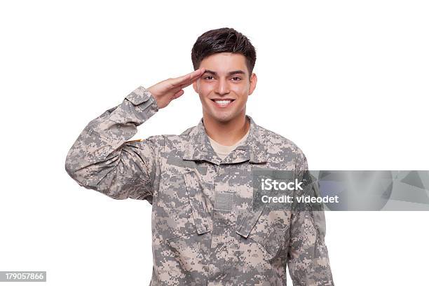 Sorridente Giovane Soldato Saluto Militare - Fotografie stock e altre immagini di Abbigliamento mimetico - Abbigliamento mimetico, Adulto, Caucasico