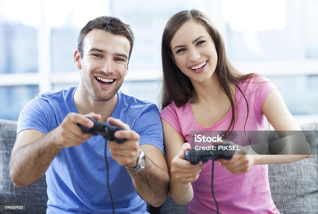 Couple jouant des jeux vidéo - Photo de Activité libre de droits