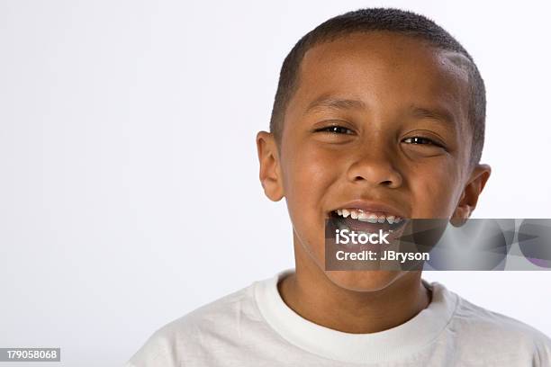 Lachen Junge Gemischte Abstammung Stockfoto und mehr Bilder von 6-7 Jahre - 6-7 Jahre, Afrikanischer Abstammung, Blick in die Kamera