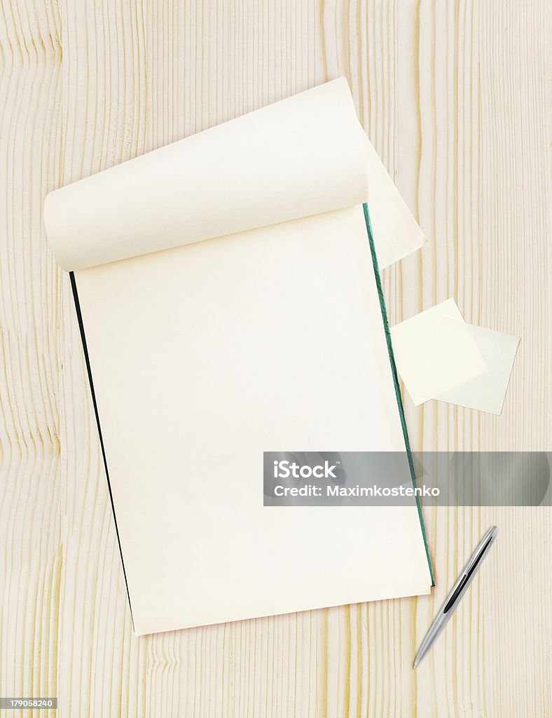 Bloco de papel em branco com caneta na mesa de madeira - Foto de stock de Agenda royalty-free