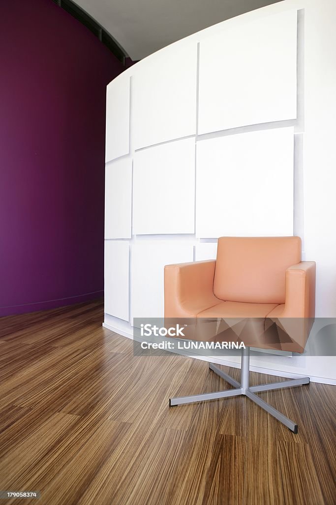 Moderno lobby con silla de oficina, naranja - Foto de stock de Arquitectura libre de derechos