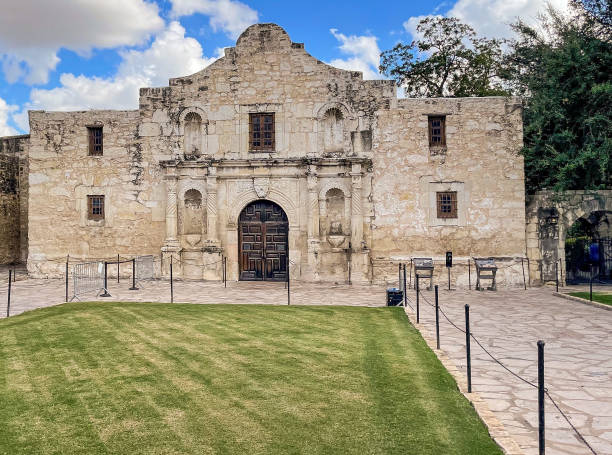 istock Walk by the Alamo 1790583754