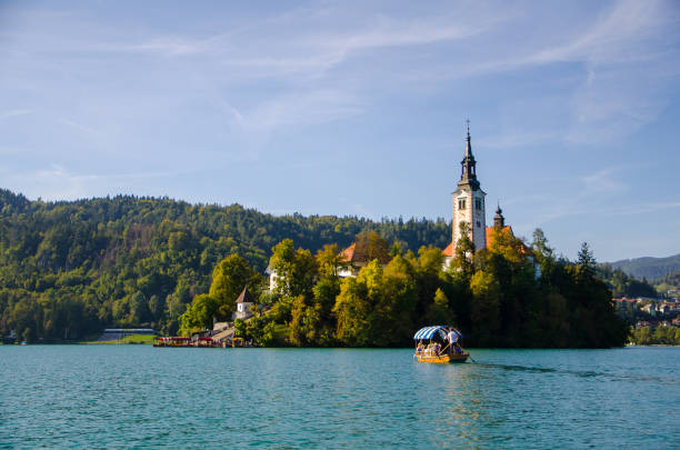 famoso lago alpino di bled (blejsko jezero) chiesa di santa maria in slovenia - santa maria church foto e immagini stock