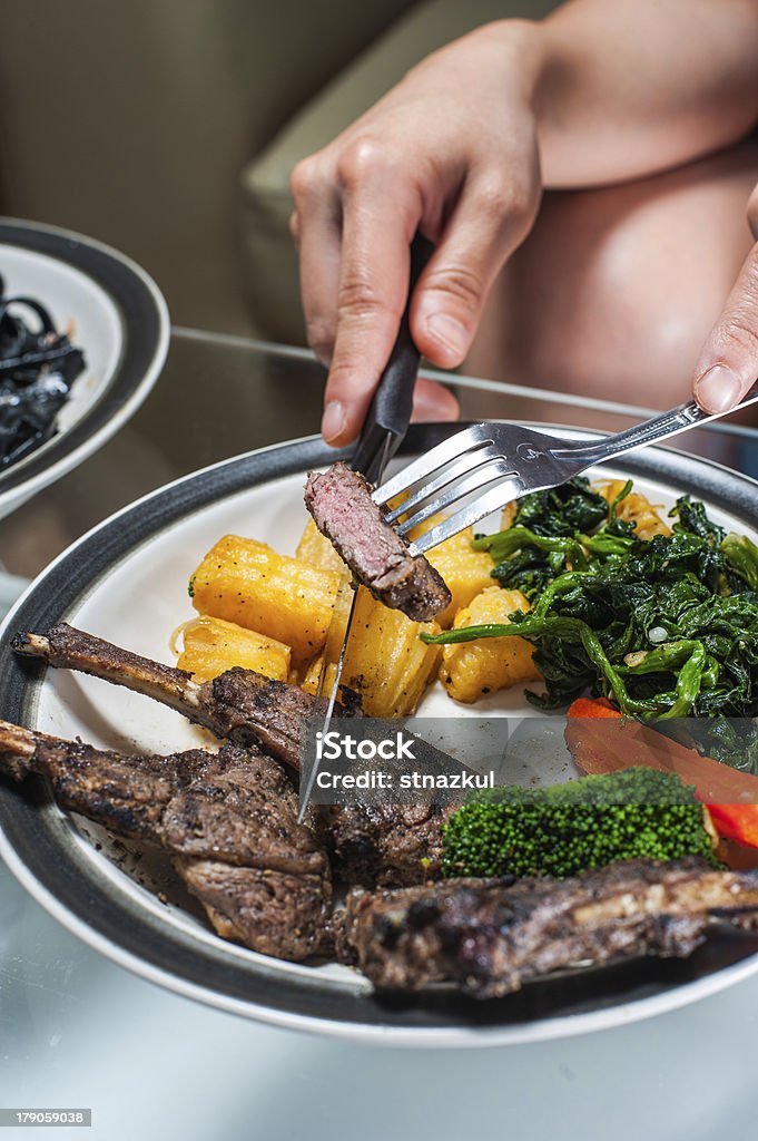 Agneau de boeuf sur un plat avec tomates et légumes - Photo de Agneau - Animal libre de droits