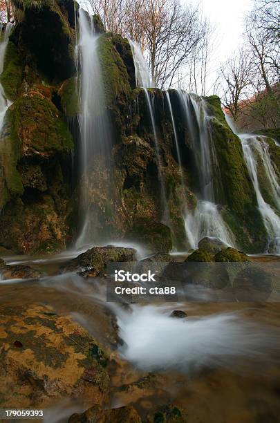 Wunderschöne Wasserfälle Im Wald Stockfoto und mehr Bilder von Berg - Berg, Blatt - Pflanzenbestandteile, Bunt - Farbton