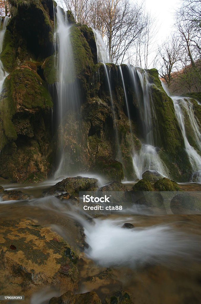 Hermosa cascada en el bosque - Foto de stock de Actividades recreativas libre de derechos