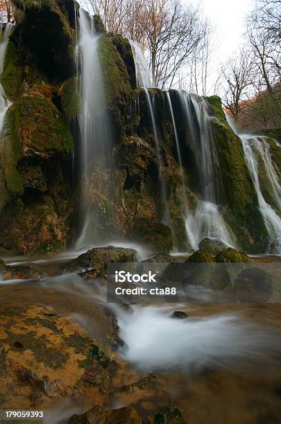 Bella Cascata Nella Foresta - Fotografie stock e altre immagini di Acqua - Acqua, Ambientazione esterna, Ambientazione tranquilla