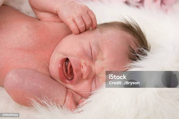 Niedliche Neugeborenen Baby Cries Stockfoto und mehr Bilder von Baby - Baby, Babyzimmer, Eine Person