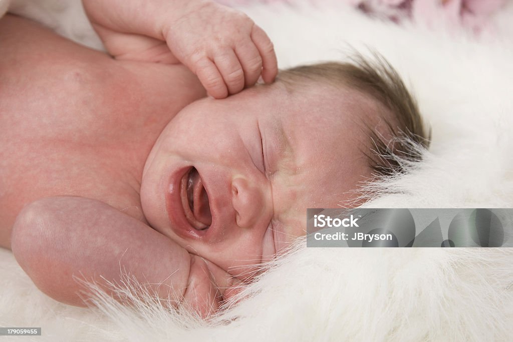 Драгоценный Новорожденный ребенок Cries - Стоковые фото В помещении роялти-фри