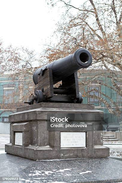 Foto de Arma No Promenade Square Monument e mais fotos de stock de Arma de Fogo - Arma de Fogo, Arquitetura, Arranjar